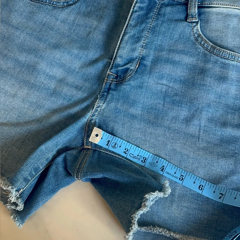 Nine West Women’s 4” Mid-rise Jean Shorts.